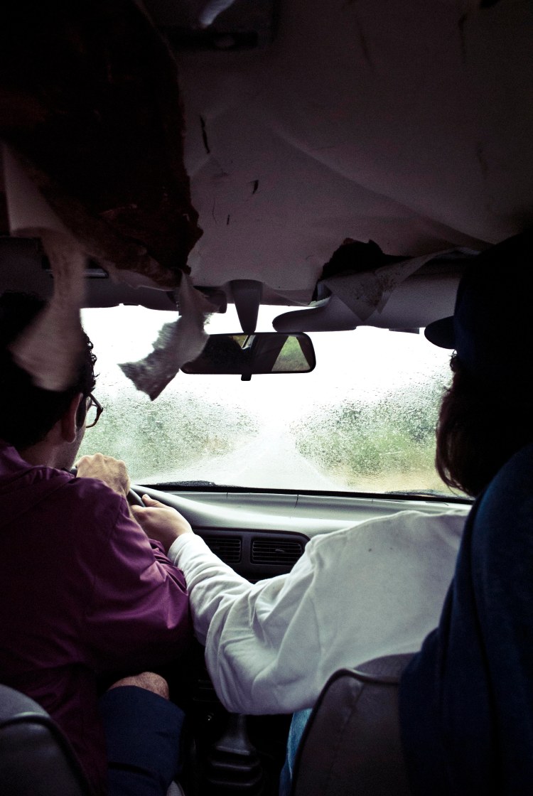 Vaca arriesga la vida de sus compañeros en una maniobra extrema en el sentra/tsuru a la altura de El Triunfo 